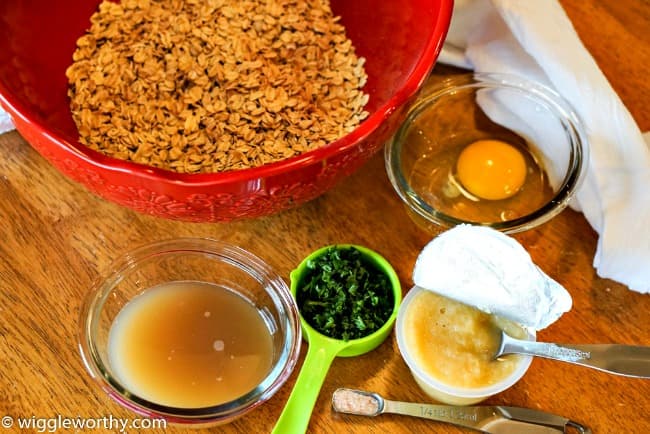 mixing applesauce with dog food